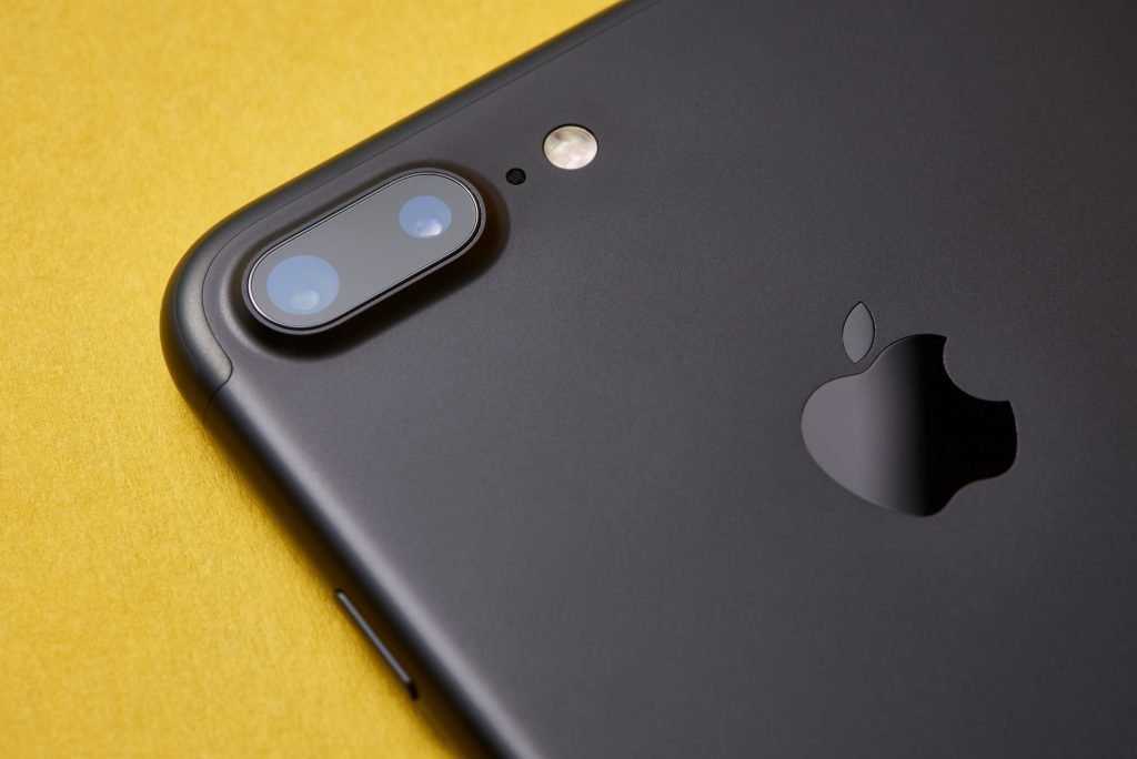 Merchants Awaiting Apple Card Summer Launch