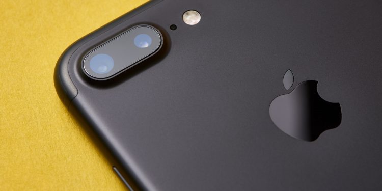 Merchants Awaiting Apple Card Summer Launch