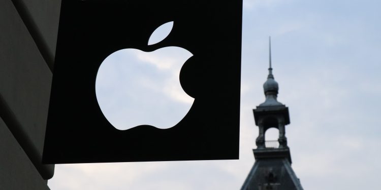 Comparing Market Positions for AliPay and Apple Pay