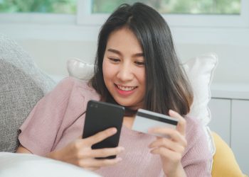 Reward Cards or No Fee Cards or Both: What Do Consumers Choose?